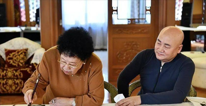 迟重瑞跟82岁妻子参加聚会被冷落,结婚33年,或放弃百亿家产