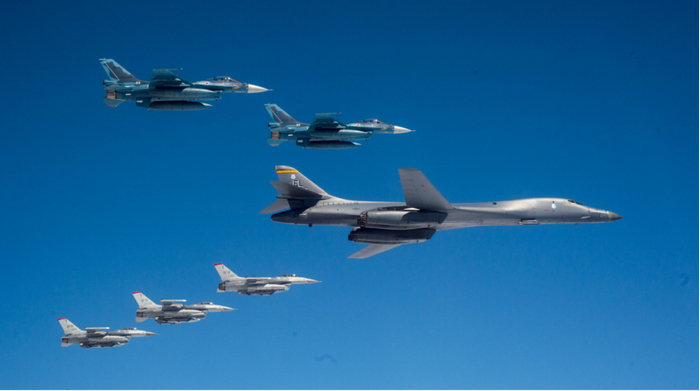 美空军B-1B轰炸机、F-16C战机与日本F-2A战机进行联合演习 资料图 图源：美国《航空航天部队》杂志网站