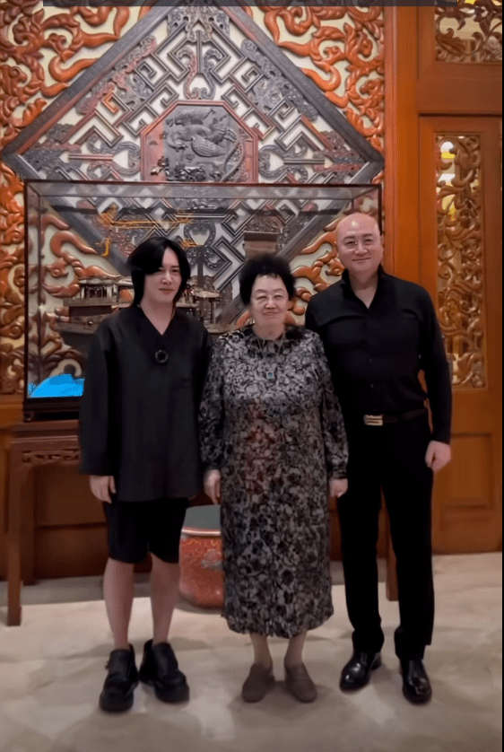 迟重瑞跟82岁妻子参加聚会被冷落,结婚33年,或放弃百亿家产|陈丽华|陈丽|理事长|紫檀|紫檀博物馆_新浪新闻