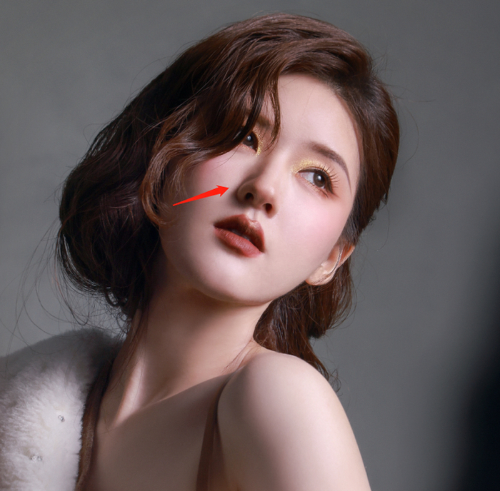 认为赵露思在故意夹着嗓子说话,,后来网友发现赵露思鼻子的变化之后