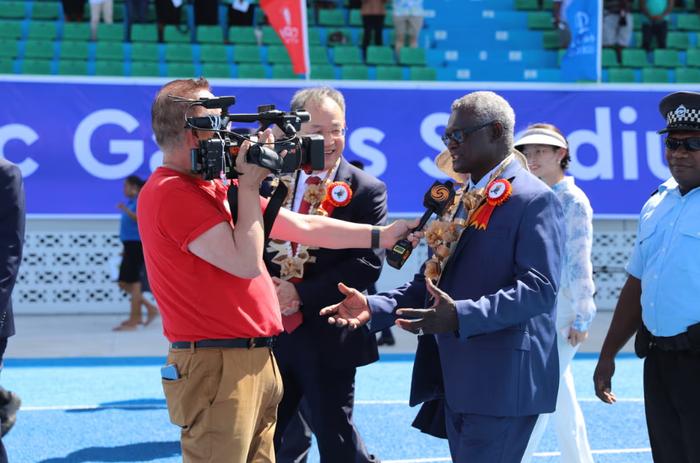 所罗门群岛总理索加瓦雷在体育馆落成典礼上接受采访/《卫报》