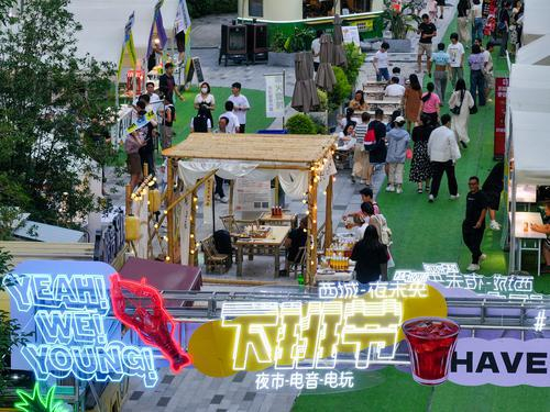 ▲南京建邺产业园变身“夜经济”打卡地。图/新华社 