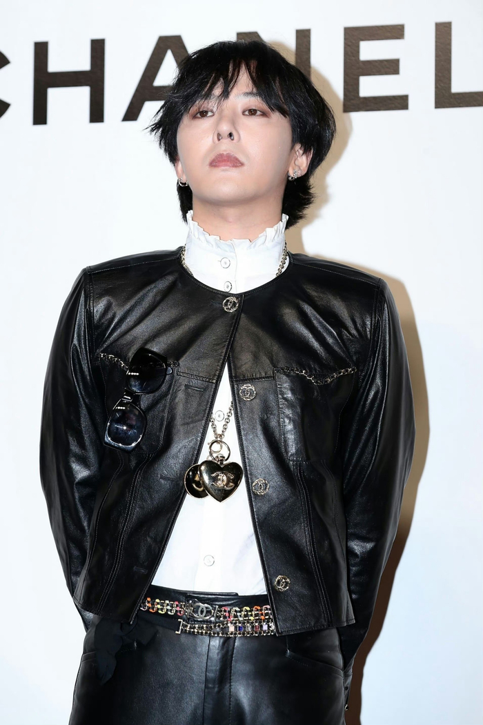 权志龙出席chanel 在首尔的品牌活动,一身黑皮衣造型亮相