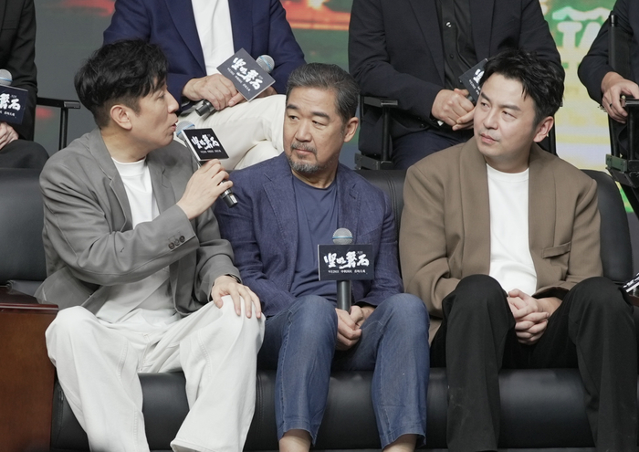 左起：于和伟、张国立、雷佳音在发布会现场分享与张艺谋合作趣事。摄影/新京报记者 郭延冰