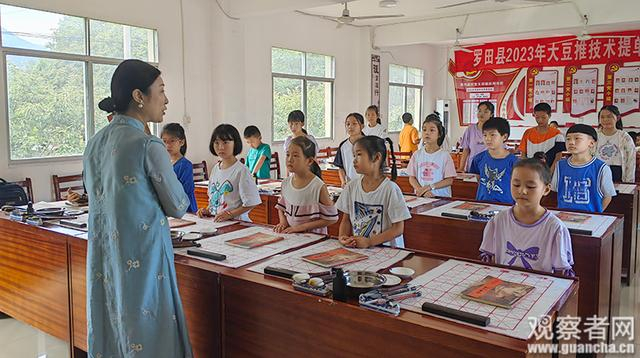 孩子们在上书法课（作者供图，下同） 