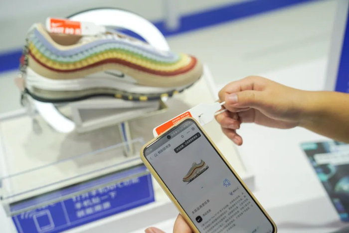 将手机靠近NFC标签，便能追溯商品来源