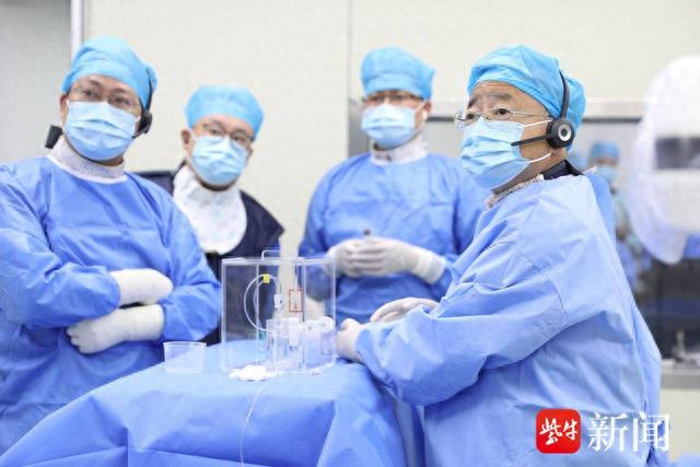 中大医院介入团队为患者手术。王倩摄