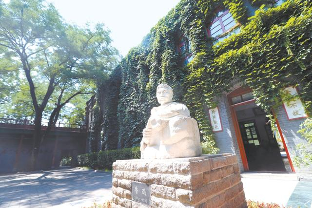 鲁迅中学内鲁迅像 北晚新视觉供图