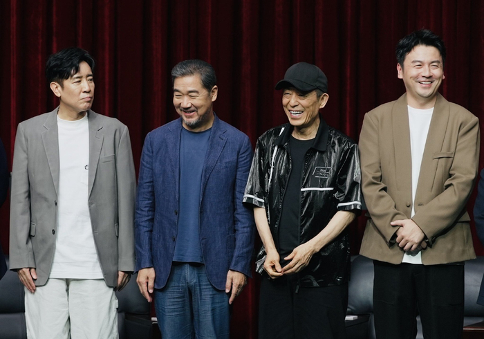 左起：于和伟、张国立、张艺谋、雷佳音在发布会现场。摄影/新京报记者 郭延冰