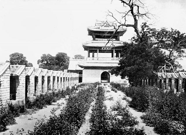 北京贡院明远楼前老照片 资料图