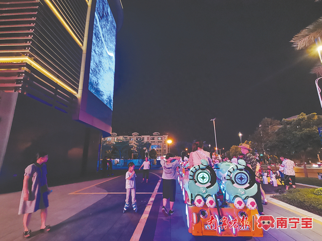 霖峰壹號·观邸一楼空地，不少居民带娃休闲娱乐 本报记者 覃锦华 摄