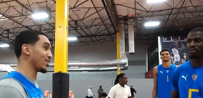 沃特斯和文班亚马（右二）当过队友。 视频截图