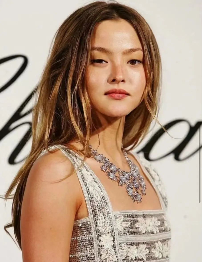 还记得"y2k鼻祖"戴文青木吗?她带女儿拍杂志啦