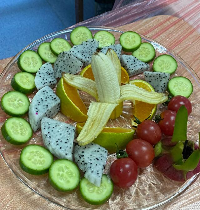 动脑动手创意水果拼盘,南澳人民医院趣味活动助力患者重建生活技能