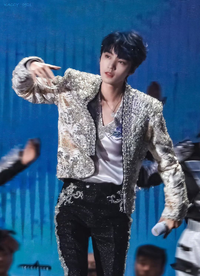 王俊凯被质疑秃头且发际线有点高……|王俊凯|特写_新浪新闻