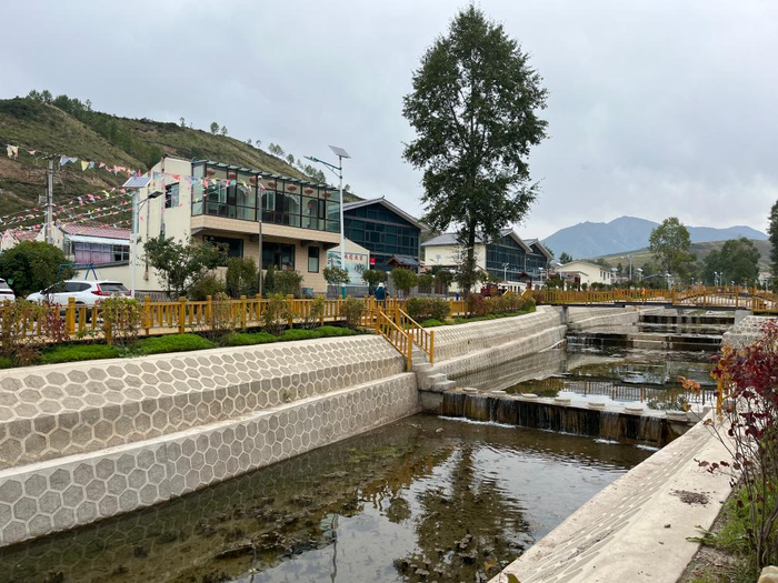 这是8月31日在西宁市大通回族土族自治县东峡镇田家沟村拍摄的村容村