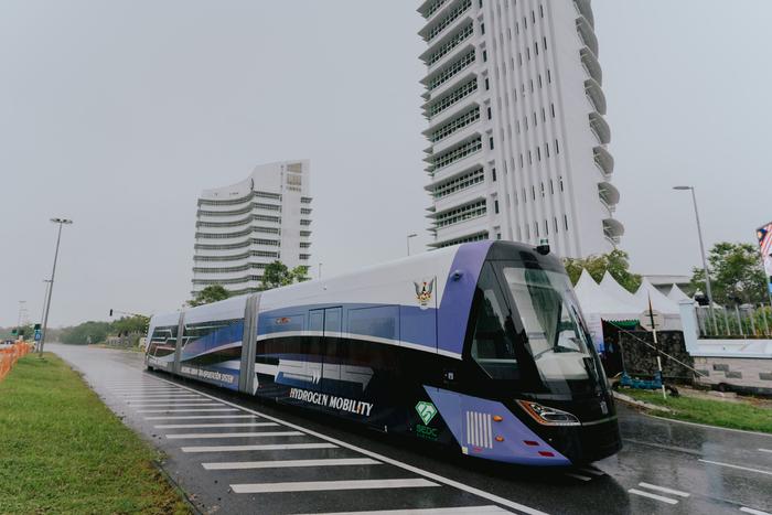中国中车自主研发制造的全球首辆氢能源智轨电车正式亮相马来西亚