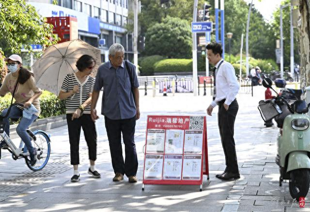 “新政”出台，看房产广告的人也多了。图片来源：上观新闻