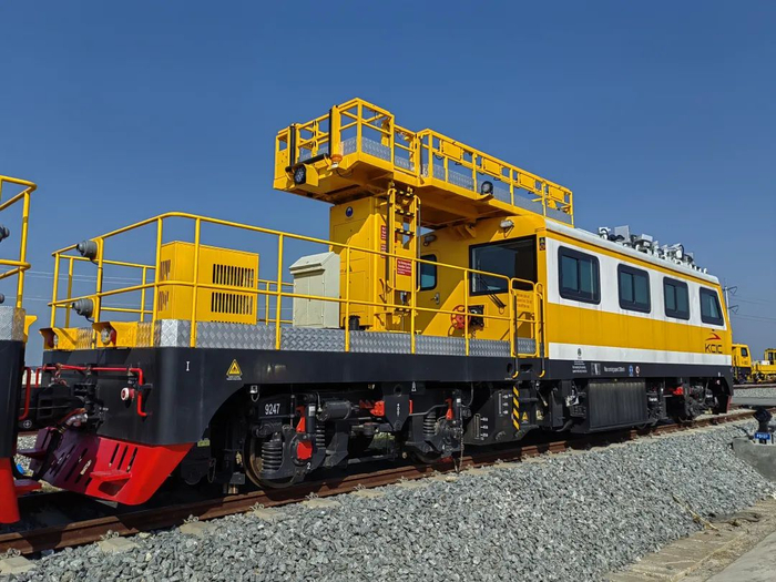 图为金鹰重工生产的JW-4G接触网作业车在德卡鲁尔站动力段基地停放。