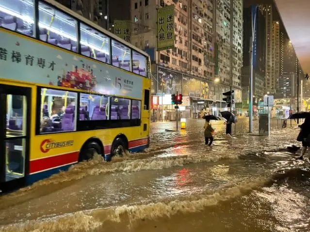 在铜锣湾，大雨已没过巴士底部。图片来源：香港“点新闻”刘阳摄