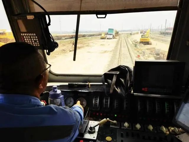 锦华盛公司人员操作机车运输材料