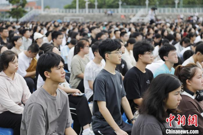 并为华侨大学2023年"大学生标兵"获得者颁奖