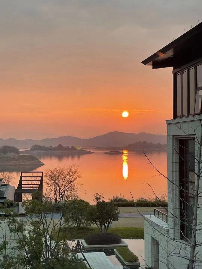 从“悦湖湾花园”看过去的千岛湖落日余晖。 受访者供图