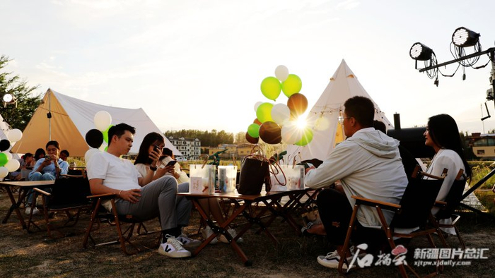 周末，游客在乌鲁木齐县露营地里过周末。刘玺 摄