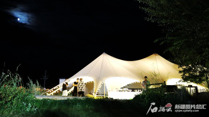 游客在乌鲁木齐县露营地享受惬意的露营时光。刘玺 摄
