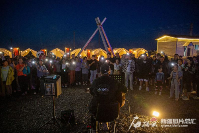 露营地里小规模的音乐会。周成 摄