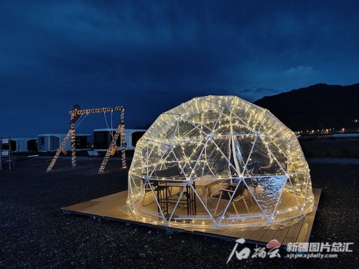 乌鲁木齐县野路子露营地的泡泡屋。周成 摄