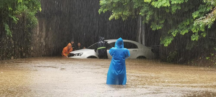 东莞持续暴雨多处积水内涝保险公司提醒车辆被淹后点火不予理赔
