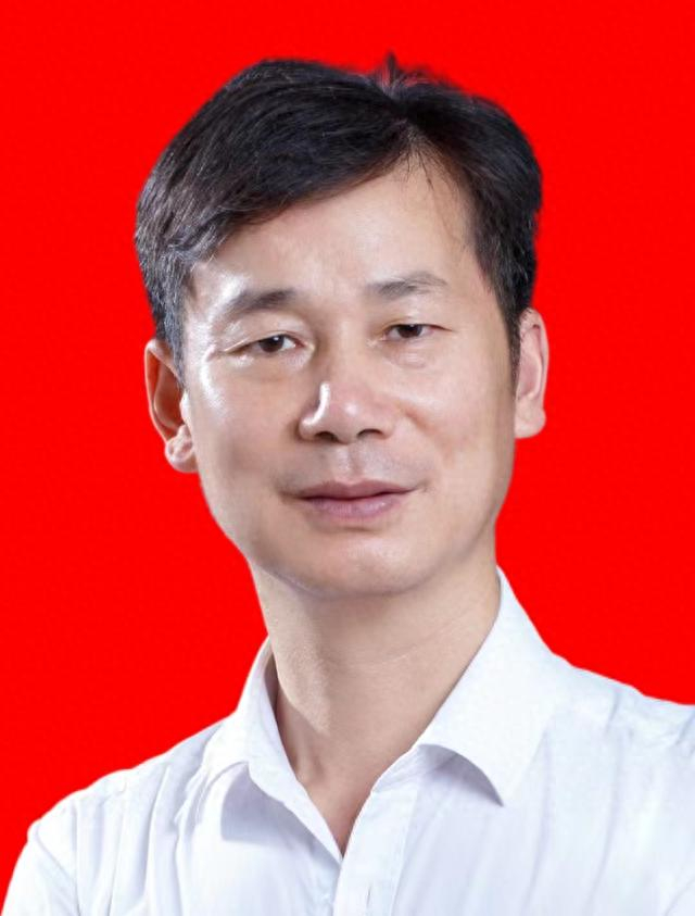 周建军男,46岁,高级教师,全省"国培计划"优秀辅导教师,永州市小学数学