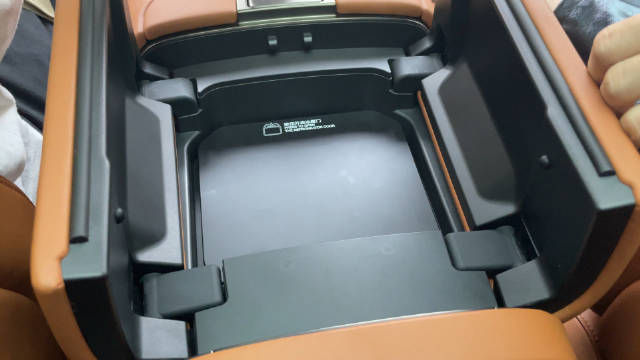 仰望u8在前排中央扶手处的4.5l车载冰箱……__财经头条