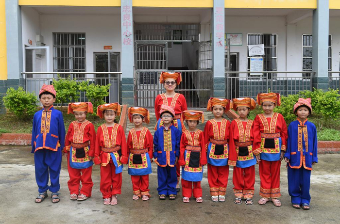 　　↑在更范教学点，卢秀芬老师和学生们合影（2019年6月5日摄）。