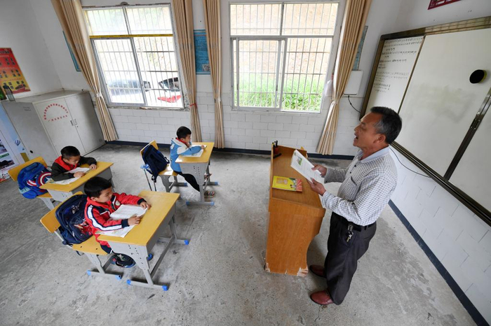 　　↑龚寿新老师在给学生上课（2022年5月25日摄）。