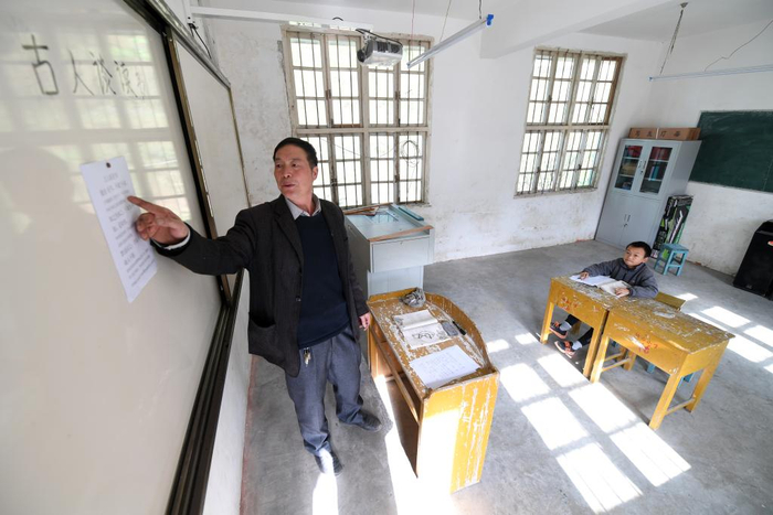 　　↑刘显岳老师给学生周雄上课（2019年12月4日摄）。