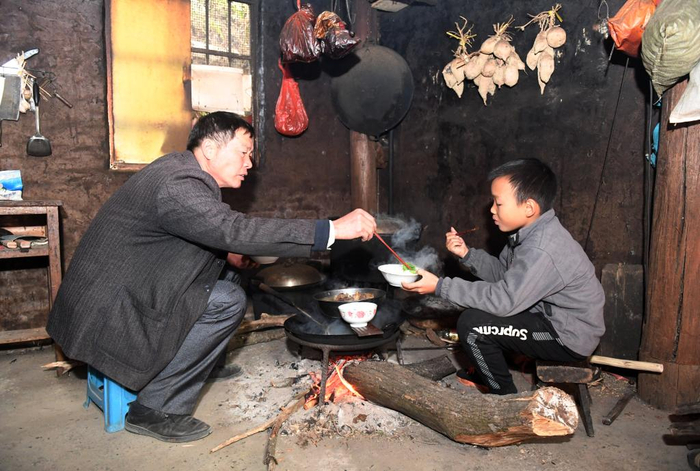 　　↑在刘显岳老师家里，刘显岳跟学生周雄吃午饭（2019年12月4日摄）。