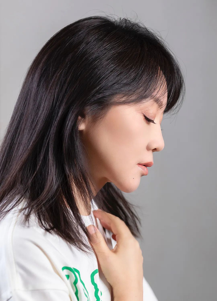 ▲闫妮自认先天条件不占优势，但一路遇到了很多贵人相助。新京报记者 郭延冰摄