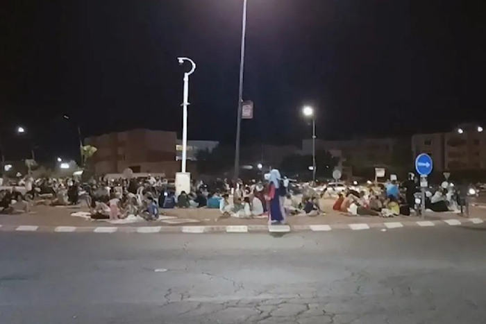 当地时间2023年9月9日，摩洛哥发生6.8级地震，民众聚集在户外避难。图/视觉中国