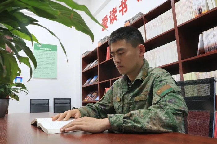 陈兴宇云南镇雄人!当兵十年三次转岗,岗岗过硬!|电台|云南省_新浪新闻