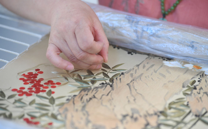 国家级非遗保护项目汴绣传承人程芳在制作汴绣作品(2023年6月20日摄