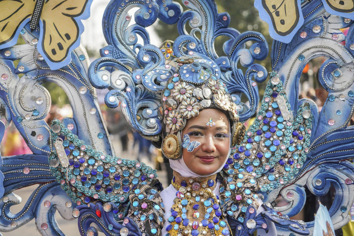 万隆:西爪哇狂欢节9月3日,表演者在印度尼西亚万隆参加西爪哇狂欢节