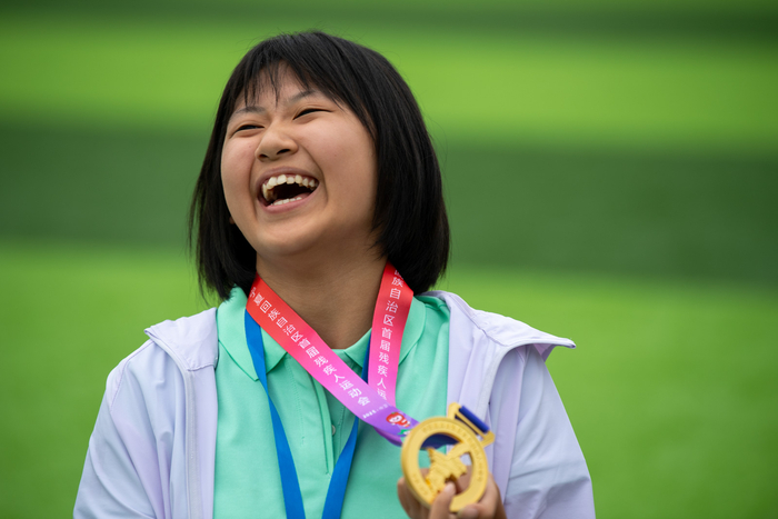 聚焦宁夏首届残特奥会高清大图微笑天使杨雨薇品金牌的味道
