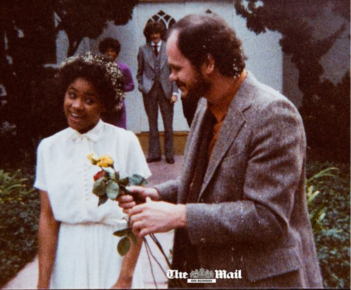 ▲1979年，25岁的多莉亚嫁给了梅根的父亲托马斯，照片上看，当年的多莉亚鬼怪机灵、聪明、笑容灿烂