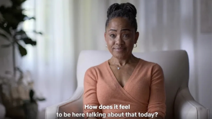 ▲在网飞的纪录片里，多莉亚接受采访