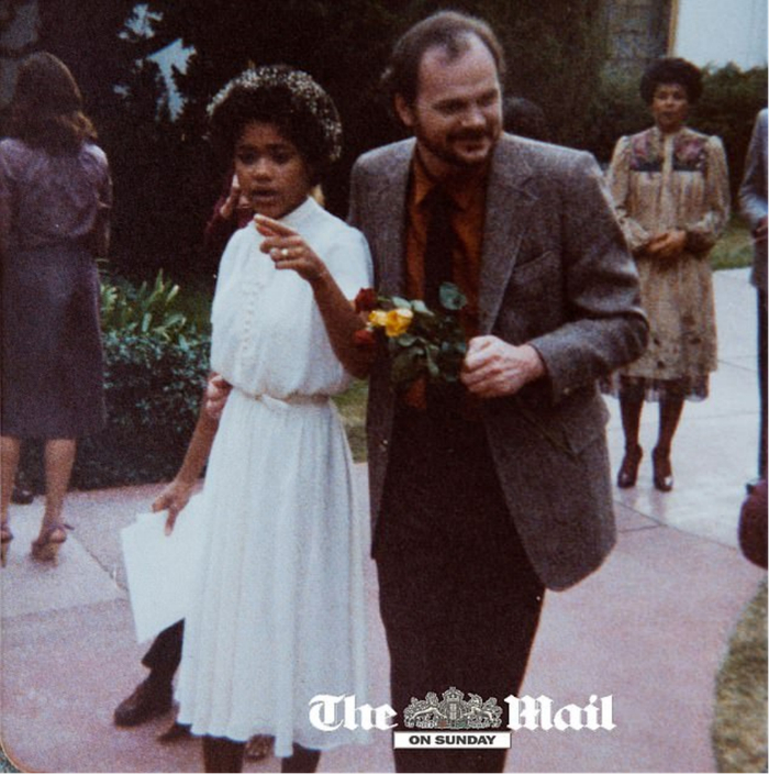 ▲梅根妈妈年轻时候和梅根几乎长得一模一样，小脸翘鼻子，还有纤细的四肢，年近40的托马斯却已经脱发了