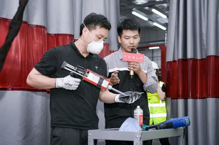 （▲图为安徽首家特斯拉直营钣喷中心钣金车间体验讲解）