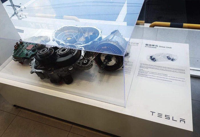 （▲图为特斯拉车辆驱动单元拆解展示）