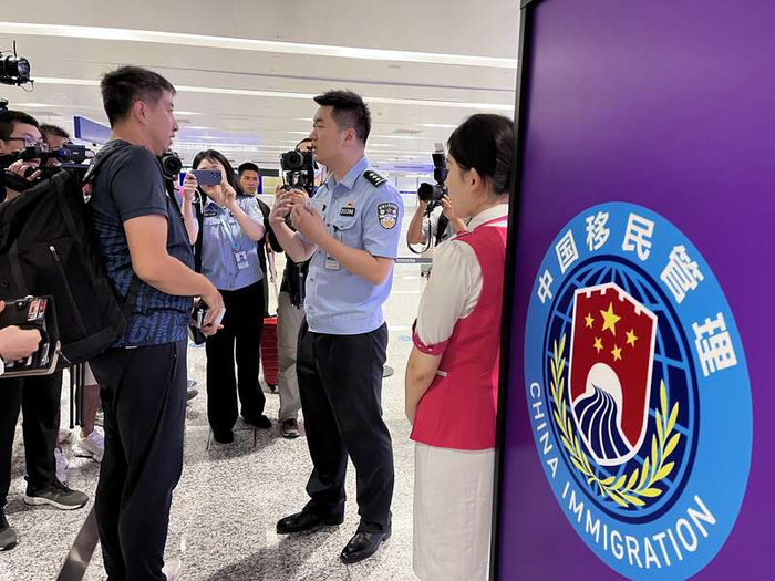 3名从中国香港特别行政区搭乘cx960航班的涉亚运会人员,顺利抵达杭州